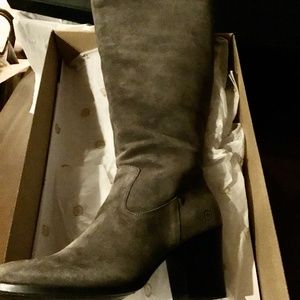 Born Dark Gray Suede heeled boot, size 9